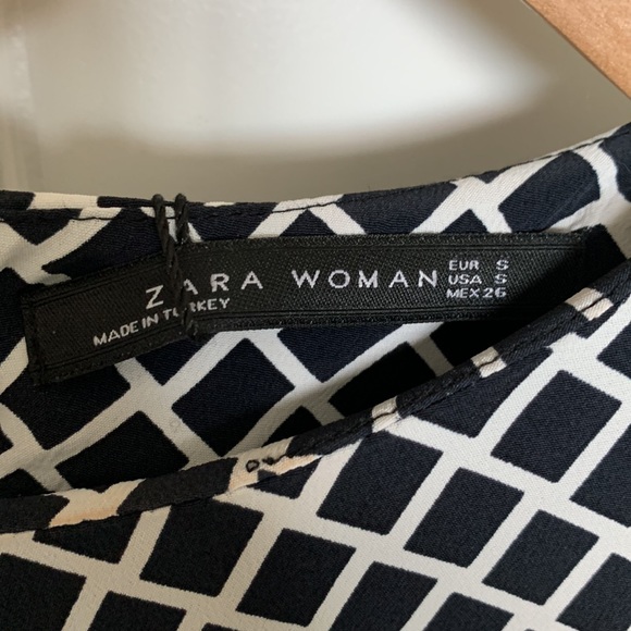 Zara blouse, patterned, long sleeve, zippered detail in the back. - Picture 5 of 5